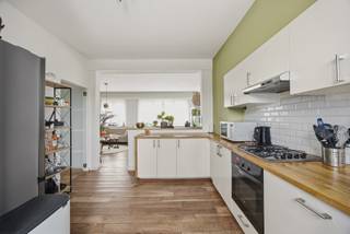 <h3>Opbrengsteigendom met handelshuur én verhuurde duplex in Mariaburg</h3>
<p>In Mariaburg bevindt zich deze interessante opbrengsteigendom met een verhuurde handelsruimte op het gelijkvloers en een afzonderlijk verhuurde duplexwoning op de bovenverdiepingen. Een combinatie van commercieel en residentieel vastgoed met een <strong>totale contractuele basishuur van € 2.025 per maand</strong>.</p>
<p><strong>De vraagprijs van € 399.000 betreft uitsluitend het vastgoed. De uitbating en overname van broodjeszaak Babelle zijn niet inbegrepen in de verkoop. Babelle blijft als handelshuurder in het pand aanwezig.</strong></p>
<p><strong>Gelijkvloers – verhuurde handelsruimte Babelle</strong></p>
<p>Broodjeszaak Babelle is reeds meer dan 15 jaar een gevestigde waarde op deze locatie. De handelsruimte is verhuurd via een <strong>handelshuurovereenkomst van 9 jaar</strong>, gestart op <strong>01/10/2025</strong> en lopend tot <strong>30/09/2034</strong>. De contractuele huurprijs bedraagt <strong>€ 1.025 per maand</strong> en is indexeerbaar. </p>
<ul>
<li>Commerciële ontvangstruimte met vitrine en toonbank</li>
<li>Twee eetruimtes met samen ca. 45 m²</li>
<li>Keukenruimte van ca. 8 m²</li>
<li>Afzonderlijke toiletten voor dames en heren</li>
<li>Aangelegde tuin met kunstgras, zithoek en privacy</li>
</ul>
<p><strong>Eerste verdieping – verhuurde duplexwoning</strong></p>
<p>De duplexwoning beschikt over een aparte inkom en is sinds <strong>01/06/2026 verhuurd aan € 1.000 per maand + € 200 per maand voor water, gas en elektriciteit</strong>. De huurovereenkomst werd afgesloten voor één jaar en loopt tot <strong>31/05/2027</strong>, behoudens de contractuele mogelijkheden tot verlenging of opzegging. </p>
<ul>
<li>Inkomhal op parketvloer</li>
<li>Lichtrijke leefruimte met grote raampartijen, eetplaats en zithoek</li>
<li>Open keuken met gasvuur, oven, dampkap en voldoende werk- en kastruimte</li>
<li>Aansluitingen voor wasmachine en droogkast</li>
<li>Badkamer met inloopdouche, lavabo en modern tegelwerk</li>
</ul>
<p><strong>Tweede verdieping</strong></p>
<ul>
<li>Nachthal op laminaatvloer</li>
<li>Master bedroom van ca. 28 m² met ingemaakte kasten</li>
<li>Tweede slaapkamer van ca. 15 m², geschikt als slaapkamer, bureau of hobbyruimte</li>
<li>Apart toilet met handenwasser</li>
</ul>
<p><strong>Interessante combinatie van twee huurinkomsten</strong></p>
<p>De handelsruimte en duplexwoning vertegenwoordigen samen een <strong>contractuele basishuur van € 2.025 per maand of € 24.300 per jaar</strong>, exclusief de € 200 maandelijkse bijdrage voor de nutsvoorzieningen van de duplex. Een interessante opportuniteit voor wie op zoek is naar een opbrengsteigendom met zowel een commerciële als residentiële invulling in Mariaburg.</p>
<p><strong>Interesse? Bel ons op 03 535 12 75 voor meer informatie over de huurovereenkomsten, het pand of een bezoek ter plaatse.</strong></p>
<p><strong>BEWOONBARE OPPERVLAKTE:</strong> De vermelde “bewoonbare oppervlakte” is gebaseerd op de “bruikbare vloeroppervlakte” zoals vermeld in het EPC.</p>