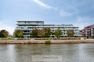 Residentie "Senzafine"<br /><br />Prachtig nieuwbouwappartement op de derde verdieping met zijdelings Leie zicht en zuid west georiënteerd terras !<br />Living in parket met zuid west georiënteerd terras.<br />Ingerichte keuken met berging.<br />Luxueuze badkamer met inloopdouche en toilet, twee slaapkamers.<br />Het appartement is volledig geschilderd en ingericht met maatwerk kasten en verlichting.<br />Parkeerplaats in de kelderverdieping.<br /><br />Voor meer info en bezoek contacteer Olivier op het nummer 0475/41 90 17 of per mail olivier@immotion.be