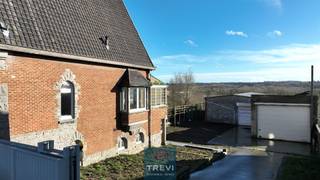 Lembeek, prachtig 3-gevelhuis met mooie volumes en een groot professioneel gedeelte aan de achterzijde bestaande uit twee grote hangars voor...