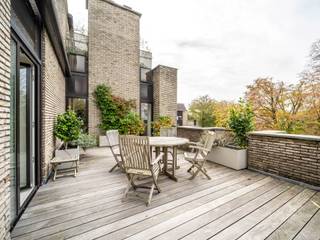 Op een van de meest prestigieuze lanen van Ukkel, prachtig penthouse volledig gerenoveerd in 2016 met een oppervlakte van circa ± 187 m².<br /><br />Deze laatste bestaat uit een inkomhal met garderobe, ruime recepties waaronder een woonkamer met openhaard en een eetkamer die uitkomt op een groot, ideaal georiënteerd (Zuid/ West) terras van ± 40 m², een super ingerichte keuken met Amerikaanse koelkast en wasruimte. Het nachtgedeelte omvat een nachthal met ingebouwde kasten, de hoofdslaapkamer met kleedkamer en en-suite badkamer en toegang tot het terras, een extra slaapkamer met en-suite badkamer suite, mogelijkheid tot derde slaapkamer met douche kamer.<br /><br />Anderen : een dubbele garage in optie (100,000€) en twee kelders.<br /><br />De Sterrenwacht of het Observatorium is een groene en rustige omgeving, in de buurt van kleine winkels en openbaar vervoer en dicht bij verschillende scholen. Dit is een gastvrije familiale buurt.<br /><br />Voor meer informatie kunt u contact opnemen met Grégoire Bryssinck +32 493 51 29 00