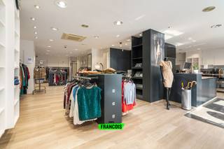 IMMO FRANCOIS MEETJESLAND PRESENTEERT SLEIDINGE-DORP 131!<br /><br />WIJ VERWIJZEN U VOOR ALLE INFO & DOCUMENTEN GRAAG DOOR NAAR ONZE WEBSITE: IMMOFRANCOIS.BE.<br /><br />WENST U EEN GRATIS EN VRIJBLIJVENDE VERKOOPSANALYSE MET WAARDEBEPALING VAN UW EIGENDOM? DARIO KOMT GRAAG BIJ U LANGS!<br /><br />Gelegen in het hart van Sleidinge, met een uitstekende bereikbaarheid naar Gent en de E34, vinden we dit veelzijdige gebouw met een bruikbare oppervlakte van 529 m². Dankzij de slimme indeling en strategische ligging biedt deze eigendom een unieke kans voor zelfstandigen of bedrijven die op zoek zijn naar een kantoorruimte gecombineerd met woonmogelijkheden.<br /><br />Het gelijkvloers beschikt over een stijlvolle inkomhal, ruime kantoor- of vergaderruimtes, een volledig uitgeruste keuken, stockageruimte, een inpandige garage en een onderhoudsvriendelijke tuin met jacuzzi.<br /><br />Op de eerste verdieping bevinden zich twee ruime kamers die als kantoor of slaapkamer kunnen dienen, een moderne badkamer en een dressing. De tweede verdieping is ingericht als aparte studio met eigen badkamer.<br /><br />De woning is afgewerkt met kwalitatieve materialen, beschikt over 49 zonnepanelen en heeft een gunstig EPC-label B (181 kWh/m² per jaar). Een energiezuinig en multifunctioneel gebouw dat comfort en representativiteit perfect combineert.<br /><br />Bent u op zoek naar ruimte, comfort én een topligging in het centrum van Sleidinge? Aarzel dan niet om contact op te nemen met Dario Van Kerckvoorde van Immo Francois Meetjesland voor meer informatie of een bezoek ter plaatse.<br /><br />GRAAG ALS EERSTE OP DE HOOGTE VAN ONS AANBOD? 1) BEZORG ONS UW ZOEKVOORKEUREN EN WE HOUDEN CONTACT, 2) VOLG @IMMOFRANCOISMEETJESLAND VIA INSTAGRAM<br /><br />