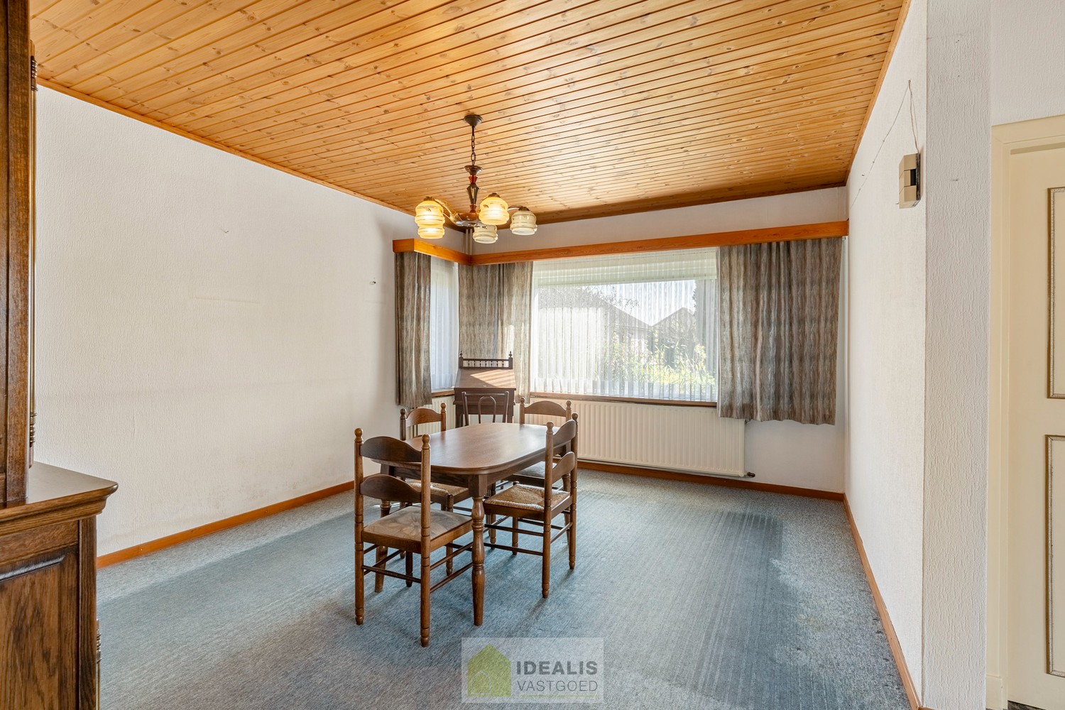 IDEALIS VASTGOED - Aangename vrijstaande woning op toplocatie te Boseind, Pelt. Deze woning omvat maar liefst +-149m² netto bewoonbare oppervlakte op een perceel van 6a 35ca met een ruime woonkamer met aansluitend uitgeruste keuken, maar liefst 3 slaapkam - foto 5