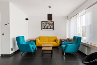 Sommige woningen vragen nog wat werk. Andere vooral veel ideeën. En dan zijn er woningen waar alles gewoon klopt en verzorgd aanvoelt.<br /><br />Deze bel-etage in Hoevenen hoort bij die laatste categorie. Van zodra je binnenkomt, merk je hoe goed de woning doorheen de jaren werd onderhouden. Alles is netjes, verzorgd en klaar voor een volgende bewoner.<br /><br />De leefruimtes voelen aangenaam en vertrouwd aan, met als één van de blikvangers de keuken. Ze is bijzonder compleet uitgerust met Miele-toestellen en biedt alles wat je nodig hebt om hier ook écht uitgebreid te koken. Aansluitend bevindt zich een praktische berging/bijkeuken, ideaal voor extra voorraad en alles wat je liever niet in het zicht hebt staan.<br /><br />Verder beschikt de woning over drie ruime slaapkamers en een badkamer. Op het gelijkvloers vind je nog een aparte wasplaats en een inpandige garage waar twee wagens achter elkaar kunnen staan.<br /><br />Ook op technisch vlak zit het goed. Zonnepanelen, een zonneboiler, elektrische rolluiken en een conforme elektrische installatie zorgen voor het nodige hedendaagse comfort. Met een EPC-score van 110 kWh/m² is bovendien ook het energieplaatje mooi op orde.<br /><br />Buiten werd diezelfde zorg doorgetrokken. De tuin ligt er tot in de puntjes bij en vormt een fijne plek om na een drukke dag gewoon even thuis te komen.<br /><br />En dan is er nog de ligging. Je woont hier in een echte woonwijk waar nauwelijks doorgaand verkeer komt, terwijl winkels, scholen en dagelijkse voorzieningen makkelijk bereikbaar zijn. Ook de Antwerpse haven en de oprit van de autosnelweg liggen vlakbij.<br /><br />De woning is beschikbaar vanaf het voorjaar van 2027.<br /><br />Geen woning die hard om aandacht hoeft te roepen. Wel eentje waarvan je tijdens een bezoek al snel merkt hoeveel zorg eraan besteed is. Een comfortabele en praktische thuis waar alles aanwezig is om gewoon binnen te komen en te beginnen wonen.<br /><br />Binnenkijken? We laten ze je graag zien.