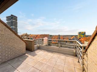 Dit lichtrijke appartement te koop in Knokke-Heist combineert een uitstekende ligging met modern wooncomfort. Gelegen op de hoek van de Kardinaal Mercierstraat en de Elizabetlaan, geniet u hier van een centrale locatie vlakbij het Heldenplein, diverse winkels, het openbaar vervoer en het strand van Heist. Het absolute hoogtepunt is de lichtrijke leefruimte die naadloos aansluit op een zonnig en ruim terras. Vanop dit terras profiteert u van een prachtig, open zicht op het omliggende Hinterland, ideaal om te ontspannen.<br /><br />Het appartement beschikt over een ruime slaapkamer, een ingerichte keuken en een badkamer voorzien van een inloopdouche en een dubbele wastafel. <br /><br />Daarnaast is er gedacht aan extra opslagruimte met een praktische berging in het appartement zelf en een gemeenschappelijke fietsenberging in het gebouw.<br /><br />Mogelijkheid tot de aankoop van een autostaanplaats vlakbij het appartement.<br /><br />Ideaal voor wie op zoek is naar een tweede verblijf of investering in Knokke-Heist! <br /><br /><br /><br />De eigendom wordt aangeboden via de Pre-sale formule. Van 18/07/2026 om 10:00 tot 15/08/2026 om 16:00 kan u de woning op afspraak komen bezichtigen en een bod uitbrengen. De vermelde prijs is een instelprijs. Voor meer info, gelieve contact op te nemen met de dossierverantwoordelijke.<br /><br />Bestuursmaatregelen in het maatregelenregister: nee