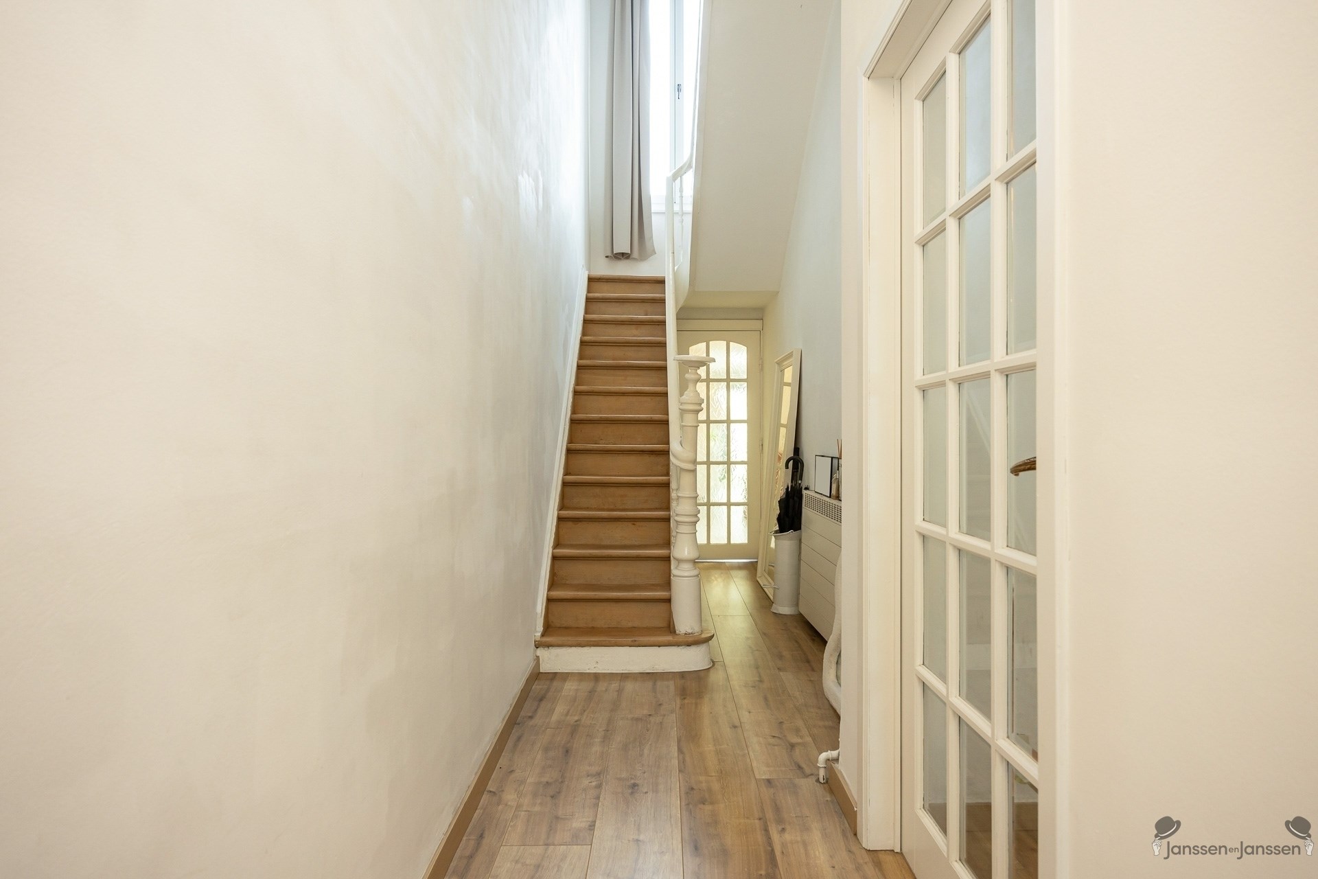 Authentieke, instapklare woning met vernieuwde designkeuken, 4 slaapkamers en garage in hartje Brasschaat - foto 2