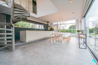 Bijzonder lichtrijke en energiezuinige eengezinswoning met vier slaapkamers, wellnessruimte (met sauna en douche) en buitenzwembad gelegen op...