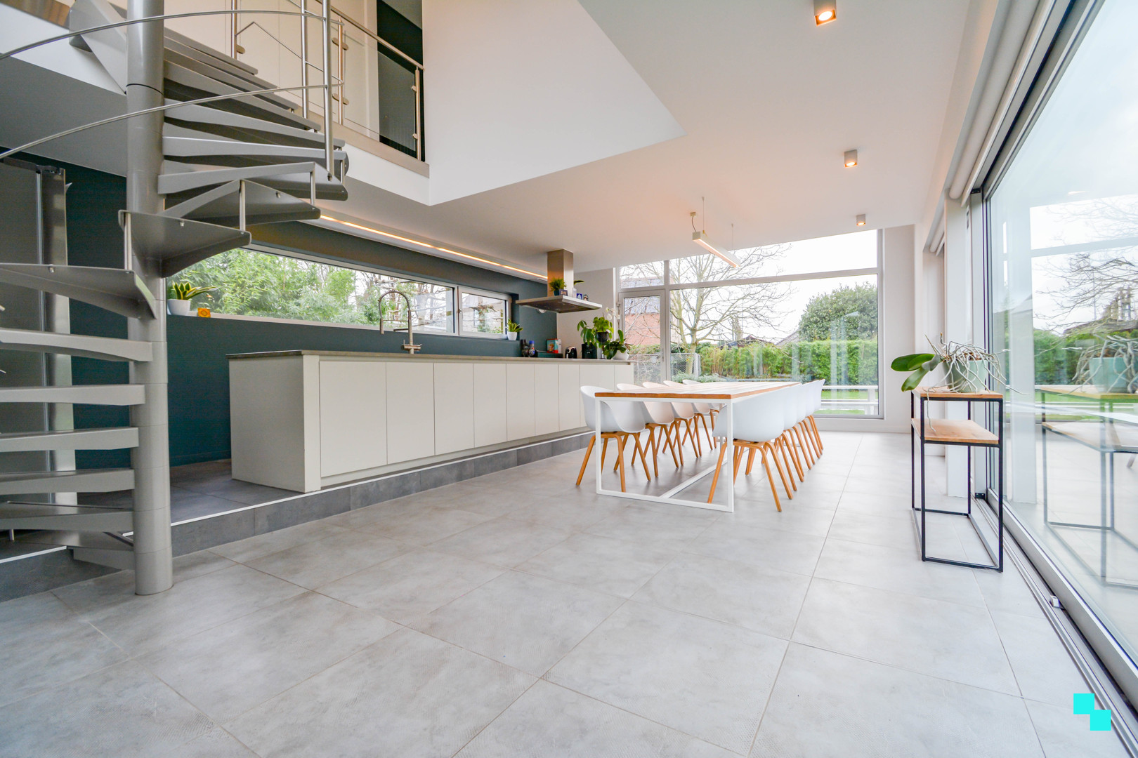 Bijzonder lichtrijke, moderne woning met zwembad te Izegem - photo 1