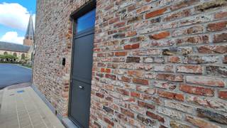 In het charmante Watou, een deelgemeente van Poperinge, bevindt zich dit stijlvol afgewerkt duplexappartement op wandelafstand van lokale handelaars, gezellige horecazaken en andere voorzieningen.<br /><br />Bij het betreden van het duplexappartement via de zijkant van het gebouw kom je binnen in de inkomhal met toegang tot het eerste verdiep. Daar bevindt zich een ruime en lichtrijke leefruimte met open keuken (voorzien van een inductiekookplaat en dampkap, koelkast, oven, microgolf, spoelbak en vaatwasser), alles wat je nodig hebt voor comfortabel koken. <br /><br />Verder is er nog een technische ruimte, slaapkamer, apart toilet, moderne badkamer (voorzien van een inloopdouche, wastafel met meubel en aansluiting voor een wasmachine) alsook een dressing/bureauruimte.<br /><br />Op het tweede verdiep leidt de nachthal naar twee bijkomende, ruime slaapkamers.<br /><br />Als kers op de taart is er het zonnige, zuidgerichte terras van maar liefst 36 m², een absolute troef voor wie graag buiten geniet!<br /><br />Vrij vanaf: 01/11/2025.<br /><br />