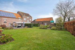 Droomvierkantshoeve met boomgaard, weilanden en absolute privacyimmo DAVID stelt deze instapklare vierkantshoeve voor in het landelijke...