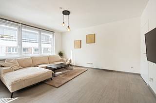 [[ DIT PAND NEEMT DEEL AAN DE ERA OPEN HUIZEN DAG OP 13/6 VAN 9:30 TOT 10:30 ]]
Bent u op zoek naar een gerenoveerd appartement met staanplaats en berging of een interessante investering? Lees dan zeker verder!<br /><br /><strong>Dit appartement is niet alleen een ideale woonst, maar ook een uitstekende keuze voor investeerders. Momenteel is er een netto-rendement van 3,79% aangezien het verhuurd is aan 915 euro/maand. </strong>
<p>Dit volledig gerenoveerde appartement biedt een moderne en comfortabele woonervaring. Dankzij de uitstekende ligging nabij het stadscentrum, openbaar vervoer, scholen en winkels, is dit appartement perfect voor wie op zoek is naar een instapklare woning of een ideale investering voor verhuur. Met een moderne afwerking en praktische indeling is het appartement een perfecte combinatie van comfort en functionaliteit.<br /><br />Indeling:<br />-Kelder: Berging<br />-2deV: Dit appartement op de tweede verdieping beschikt over een ruime leefruimte met open keuken (42 m²), die veel lichtinval biedt en modern is afgewerkt. De keuken is volledig uitgerust met de nodige apparaturen. De slaapkamer (13 m²) is ruim en comfortabel. De badkamer (3 m²) is voorzien van een douche en een enkel wasmeubel. Er is ook een apart toilet (2 m²) en een praktische wasruimte (3 m²). Het balkon (3 m²) biedt een aangename buitenruimte. In de kelder zijn een autostaanplaats en een berging inbegrepen.<br /><br /><strong>De staanplaats en berging dienen mee aangekocht te worden voor 20 000 euro.</strong><br /><br />Aarzel niet en plan vandaag nog uw bezoek!</p>