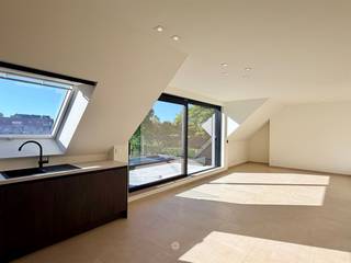 <p><span>DESTELBERGEN </span><span>- Ben je op zoek naar een appartement met terras, garage en grote gemeenschappelijke tuin in Destelbergen?</span></p><p><span>Dan is dit appartement misschien iets voor u.</span></p><p><span> </span></p><p><span>De belangrijkste troeven in een notendop:</span></p><ul><li><span>Energiezuinig nieuwbouw appartement met zonnepanelen en warmtepomp</span></li><li><span>Grote gemeenschappelijke tuin met barbecuehoek in aanleg</span></li><li><span>Aparte garage en lift aanwezig in het gebouw</span></li><li><span>Veel lichtinval doorheen het appartement</span></li><li><span>Gelegen in het centrum van Destelbergen en in de nabijheid van verschillende invalswegen</span></li></ul><p><span> </span></p><p><span>Zo ziet het appartement er uit:</span></p><p><span>Het appartement is gelegen op de tweede verdieping en beschikt over een inkomhal die toegang geeft tot de leefruimte met open keuken en aansluitende berging met aansluiting voor een wasmachine.</span></p><p><span>Verder zijn er twee slaapkamers, een badkamer, een apart toilet en een terras van 6 m². Extra opbergruimte is voorzien op de zolder, goed voor maar liefst 26 m².</span></p><p><span>Bij het appartement horen ook een private garage en een gemeenschappelijke fietsenberging. </span></p><p><span>Achter het gebouw wordt een ruime gemeenschappelijke tuin aangelegd met barbecuehoek.</span></p><p><span> </span></p><p><span>Belangrijk:</span><span><br />Beschikbaar vanaf: 1/11/2026<br />Huurprijs: € 1200 per maand + € 150 provisie (algemene delen, onderhoud tuin)<br />EPC: in aanvraag (vooropgestelde EPB-eis: E23)</span></p><p><span> </span></p><p><span>Voor een bezoek ter plaatse, vul zeker uw huurdersprofiel in op onze website. </span></p><p><span> </span></p>