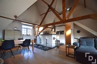 In de Sint-Jacobsstraat in Ieper vinden we dit prachtige duplex-appartement met garage.Dit appartement geniet van een toplocatie waardoor allerlei handelszaken, horeca, andere faciliteiten en bezienswaardigheden zich op wandelafstand bevinden.Indeling:V+2: Inkomhal - ruime en lichtrijke leefruimte met open keuken voorzien van verschillende SMEG-toestellen - hal - slaapkamer - badkamermet douhe en dubbele lavabo - apart toilet - terras met zicht op de MenenpoortV+3: SlaapkamerBuiten: GarageExtra's:* Toplocatie* Vrij vanaf 1/10/2025* EPC: C* Eigen garage* Syndicale kosten: €55/maand