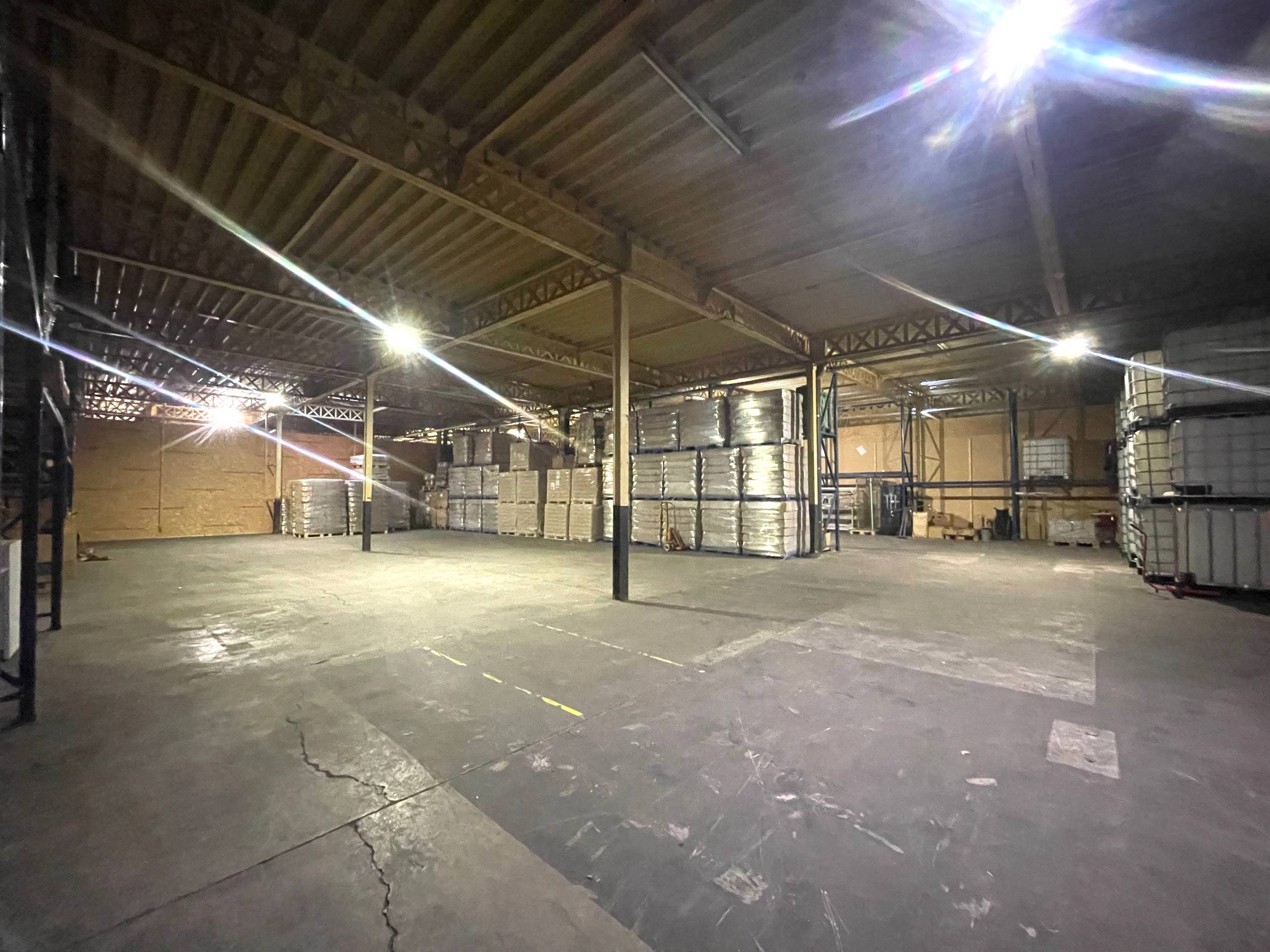 Lauwe - Industrieloods van 2000 m² met bureau te huur - foto 4
