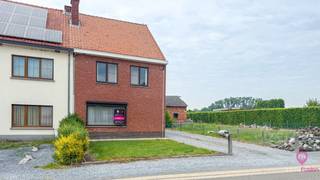 <p>OPEN DEUR DAG op zaterdag 8 augustus tussen 12u en 14u, kom langs en overtuig jezelf!<br /><br />Bij ImmoFusion 7/7 “open huis” : klik op onze 3D-TOUR.<br />Ervaar vastgoed alsof je er zelf doorloopt!<br /><br />Op zoek naar een instapklare gezinswoning op een rustige, groene locatie met een uitstekende bereikbaarheid? Deze halfopen bebouwing gelegen in de Grote Hoolstraat 65 in Herk-De-Stad combineert comfort, ruimte en een aangename woonomgeving, ideaal voor gezinnen of koppels die op zoek zijn naar een evenwicht tussen natuur en nabijheid van voorzieningen.</p>
<p>De woning verwelkomt je met een gezellige en lichtrijke leefruimte, waar grote raampartijen aan de voorzijde zorgen voor een aangename lichtinval en een open gevoel. Aansluitend bevindt zich een kwaliteitsvolle keuken, afgewerkt met een natuurstenen werkblad en uitgerust met alle hedendaagse comfort, waaronder toestellen van Miele – perfect voor wie houdt van koken in stijl.</p>
<p>Verder beschikt het gelijkvloers over een praktische berging/wasruimte met een extra toegang langs de achterzijde, wat zorgt voor extra gebruiksgemak in het dagelijkse leven. De handmatige rolluiken op het gelijkvloers bieden bovendien extra comfort en privacy.</p>
<p>Op de eerste verdieping bevinden zich drie volwaardige slaapkamers, ideaal voor een gezin, een thuiskantoor of hobbyruimte. De badkamer is functioneel ingericht met een douche en bijkomende sanitaire voorzieningen.</p>
<p>Buiten geniet je van een zonnig terras en een volledig omheinde tuin, waar je in alle rust kan ontspannen met een prachtig zicht op de achterliggende weilanden. Daarnaast is er voldoende private parkeergelegenheid aan de woning.</p>
<p>De ligging vormt een absolute troef: rustig en groen, op een boogscheut van het Park Olmenhof en het Schulensmeer, waar talrijke wandel- en fietsroutes je uitnodigen om te genieten van de natuur. Tegelijk woon je op slechts enkele minuten van het centrum van Herk-De-Stad, met supermarkten, scholen en openbaar vervoer in de directe omgeving. Dankzij de vlotte verbindingen bereik je bovendien gemakkelijk omliggende gemeenten.</p>
<p>Kortom, een ideale woning voor wie comfortabel wil wonen in een rustige omgeving, met alle faciliteiten binnen handbereik.</p>
<p><strong>Pluspunten op een rij:<br /></strong>-Halfopen gezinswoning met een bewoonbare oppervlakte van 135 m²<br />-Rustige ligging in een groene omgeving<br />-Gezellige leefruimte met veel lichtinval<br />-Volledig uitgeruste keuken met Miele-toestellen en natuurstenen werkblad<br />-Praktische berging/wasruimte met achteringang<br />-Nabij natuurgebieden, centrum en belangrijke invalswegen<br /><br />Maatregelen opgenomen in het Maatregelenregister: nee<br /><br />Voor een afspraak of meer info, bel ons op 078/78.78.70, of kom gewoon binnen op ons kantoor. Steeds welkom!</p>