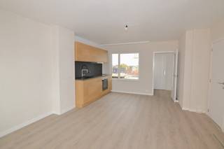 Appartement met mooi terras en uitzicht op Mechelen.<br />Het appartement is net volledig gerenoveerd met nieuwe keuken/badkamer/vloer,...<br /><br />Bewoonbare oppervlakte van circa 50m² en heeft volgende indeling:<br /><br />- inkomhal<br />- dressing/berging<br />- leefruimte met open keuken<br />- slaapkamer<br />- badkamer<br />- terras<br />- kelder<br /><br />De studio is gelegen op de 5de verdieping en heeft een prachtig zicht over Mechelen. Door zijn ligging op de Zwartzustersvest zijn het centrum en het station Nekkerspoel op wandelafstand.<br /><br />Het appartement is gelegen op de 5e verdieping, de lift gaat tot de vierde verdieping- vanaf daar is het nog 1 verdiep met de trap.<br /><br />Kosten algemene delen inclusief provisie verwarming: 100 euro/maand<br /><br />Meer info of een bezoek? Bel of mail ons via info@immovos.be voor een bezoek ter plaatse.