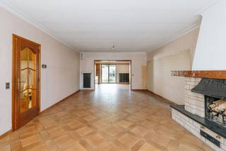 <p>In het centrum van Vremde staat deze karaktervolle, te renoveren woning met een uitzonderlijk grote tuin die meteen uitnodigt om buiten te leven. De keuken biedt een mooi zicht op de tuin. De leefruimtes hebben een warm en open gevoel. Naast de keuken bevindt zich een aparte wasplaats met douchekamer, en aansluitend een inpandige garage. De woning beschikt over drie volwaardige slaapkamers en een ruime badkamer. Daarbovenop is er nog een handige zolder, die mits aanpassing ook nog kan dienen als hobbyruimte of bijkomende kamers. </p><ul><li>EPC-label C</li><li>Ruime tuin</li><li>inpandige garage</li></ul>
