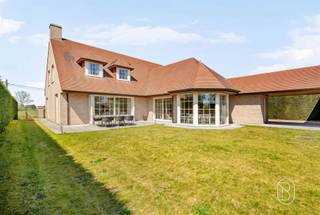 Grote degelijke perfect onderhouden klassewoning op 3000m2. Perfect onderhouden villa met ca. 400 m² bewoonbare oppervlakte, gelegen op een prachtig, volledig omheind perceel met ruime oprit, parking en dubbele garage. Ideaal voor grote gezinnen, zelfstandigen of vrij beroep.Indeling: inkomhal met vestiaire en gastentoilet, zeer lichtrijke en ruime leefruimte, leefkeuken met extra zit- en eethoek en zicht op de tuin, wasplaats, technische ruimte, badkamer, slaapkamer/bureau en kelder.Op de verdieping: 4 grote slaapkamers, een zeer ruime hobbykamer, dressing, apart toilet en tweede badkamer. Daarnaast is er nog een grote zolder.Troeven:* 5 slaapkamers + hobbyruimte* Enorm veel ruimte en mogelijkheden* Conforme elektriciteit* Dubbele beglazing (PVC)* CV op mazout* Instapklaar en uitstekend onderhoudenEen ideale woning voor wie ruimte, comfort en flexibiliteit zoekt.Bezoek na afspraak met IMMO BEGUIN: arne@immobeguin.be
