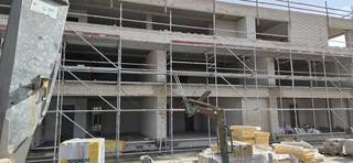 Bienvenue à Het Roovershof, une nouvelle construction contemporaine bénéficiant d'un emplacement unique, à quelques pas du centre de Hoogstraten. Cette réalisation allie confort, efficacité énergétique et finition élégante dans un environnement extrêmement silencieux.Le Roovershof est généreusement équipé de matériaux de haute qualité, de verre à haute efficacité et de panneaux solaires individuels, ce qui se traduit par d'excellentes performances énergétiques. Grâce à l'architecture sophistiquée, vous pouvez profiter d'une lumière optimale et d'un aménagement fluide avec un espace pour une interprétation personnelle.Les terrasses orientées au sud donnent sur un magnifique parc paysager et offrent une expérience de plein air agréable tout en préservant l'intimité. À l'intérieur, vous aurez la possibilité de choisir vous-même la finition de la cuisine, de la salle de bain et du sol, en fonction de vos goûts et de votre style.De plus, les appartements sont équipés d'une pompe à chaleur individuelle, d'un module de refroidissement, d'un système de ventilation D et de panneaux solaires. Cela rend l'appartement extrêmement économe en énergie, ce qui est non seulement bon pour l'environnement, mais aussi pour votre facture énergétique. De plus, vous bénéficierez d'un revenu cadastral réduit pendant les cinq premières années.Possibilité d'acheter une place de parking avec rangement.N'hésitez pas à nous contacter pour toute question supplémentaire. Êtes-vous intéressé ou souhaitez-vous obtenir de plus amples informations ? N'hésitez pas à nous contacter, nous serons ravis de vous aider.wuustwezel@dewaele.com - 03 666 99 73