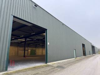 Uitstekend gelegen opslagruimte van maar liefst 542 m², ideaal voor diverse bedrijfsactiviteiten, gelegen nabij de drukke en goed...