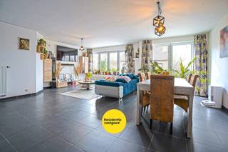 Recent appartement met privatieve tuin (346m²) en ruim terras (40m²) in het centrum van Woumen!<br /><br />Bent u op zoek naar een energiezuinig, instapklaar appartement met een unieke combinatie van comfort, ruimte en buitenbeleving? Dan is dit pareltje in het centrum van Woumen precies wat u zoekt!<br /><br />Dit recent appartement verwelkomt u met een aangename inkomhal met gastentoilet en leidt u naar de lichtrijke leefruimte met open, geïntegreerde keuken. Dankzij de grote raampartijen geniet u hier de hele dag door van een overvloed aan natuurlijk licht en een mooi zicht op het buitengebeuren.<br /><br />Het appartement beschikt over twee volwaardige slaapkamers en een badkamer met douche.<br /><br />De absolute blikvanger? Het ruime terras van maar liefst 40 m² en een privatieve tuin van 346 m². Een zeldzame troef die garant staat voor ultiem genieten, ontspanning en gezellige momenten met familie en vrienden.<br /><br />Bovendien is er de mogelijkheid tot aankoop van een garage, wat het comfortplaatje compleet maakt.<br /><br />Neem voorsprong met een vrijblijvende en gratis schatting van uw eigendom via:<br />http://www.residentievastgoed.be/gratisonlineschatten<br /><br />EPC: A label (Ref: DI00056)