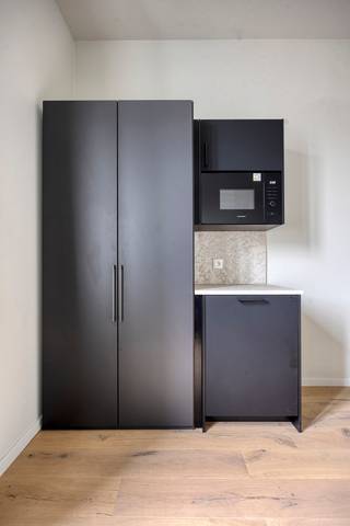 <span><strong>**Vraag uw brochure op/bezoek aan!**</strong></span><br /><br /><span>Residentie The Hills is een opbrengstpand dat voor zowel studerende jongeren in de Leuvense stadskern als in Heverlee en Brussel een goede locatie biedt. Je bent op wandel/ fiets afstand van de Leuvense Stadskern, het Sportkot, de KULeuven campussen in de binnen en buitenstad alsook het station van Leuven en Heverlee. Deze residentie is gelegen op de </span><strong>Naamsesteenweg</strong><span>. Niet alleen zijn strategische ligging is een troef maar ook de residentie zelf zal puur genieten zijn. Via de Hertogstraat bent u op enkele minuten op de </span><strong>Arenberg faculteiten</strong><span> als op de </span><strong>UCLL-campussen</strong><span>.</span><br /><br /><span>Deze residentie is een </span><strong>vernieuwbouwproject</strong><span>. De renovatie werd uitgevoerd met oog voor detail, kwaliteitsvolle materiaalkeuze en afwerking. Daarnaast voldoet het gebouw aan de strenge energiezuinigheidsnorm van 2025. Deze knusse residentie bestaat uit </span><strong>5 kamers eigen sanitair en 1 studio met privé tuin</strong><span>. Bijkomend heeft dit pand een gemeenschappelijke keuken. Kortom, deze residentie heeft het allemaal.</span><br /><br /><span><strong>Interesse? Vraag je brochure op en plan uw bezoek in met onze Expert Investeringsvastgoed: jack@connect-immo.be of 0495 53 46 49</strong></span><br /><br /><span>EPB startverklaring</span><br /><span>wche, gdv, gvkr, gvv</span>