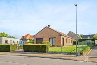 SALES DAY vrijdag 02/10! Inschrijven kan via www.immobeguin.beRustig gelegen bungalow met 2 slaapkamers, garage en ruime tuin nabij het centrum van Ronse!Deze bungalow is rustig gelegen in de gegeerde Europawijk, aan de rand van het stadscentrum van Ronse. De woning bevindt zich op een mooi perceel van 630 m² en biedt dankzij de volledig gelijkvloerse indeling een comfortabele en praktische woonomgeving.Indeling: inkomhal, woonkamer, keuken, twee slaapkamers, badkamer en een afzonderlijk toilet. Daarnaast beschikt de woning over een inpandige garage/wasplaats met automatische poort en een zolder die voor extra bergruimte zorgt.Buiten geniet je van een ruime omliggende tuin met tuinhuis. Verder is de woning uitgerust met een regenwaterput van 5.000 liter.De bungalow is op te frissen en biedt heel wat mogelijkheden om ze volledig naar eigen smaak in te richten. Dankzij de gelijkvloerse indeling, rustige ligging en nabijheid van het centrum is deze woning ideaal voor koppels, kleine gezinnen of wie op zoek is naar comfortabel gelijkvloers wonen met een mooie buitenruimte.Te koop via Immo Beguin, jouw vastgoedexpert sinds 2009.✉️ info@immobeguin.be