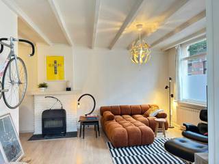 Dit lichte en karaktervolle hoekhuis biedt de perfecte combinatie van veel licht en authentieke gezelligheid. Gelegen in een rustige straat vlakbij het centrum van Turnhout, beschikt de woning over een ruime woonkamer met open keuken, twee slaapkamers en een recent gerenoveerde badkamer. De bovenste verdieping biedt extra mogelijkheden voor een derde slaapkamer of thuiskantoor.<br /><br />De lichte tuinkamer verbindt het huis met een onderhoudsvriendelijke stadstuin, ideaal voor ontspanning of buiten eten. De stadstuin heeft een zij-ingang en een grote poort. Hierdoor is er de mogelijkheid om een wagen te parkeren. De zij-ingang is een extra troef, zo kan u met de fiets en vuilbak gemakkelijk de tuin betreden.