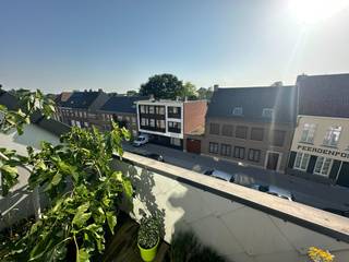 Dit aangename duplex appartement met een bewoonbare oppervlakte van 65 m² is gelegen vlakbij het centrum van Torhout in de kleinschalige Residentie 't Bekebosch.<br />Indeling: ruime inkomhal met apart toilet, lichtrijke leefruimte met halfopen uitgeruste keuken (koelkast, vaatwasseer), bij de keuken bevindt zich een praktische berging/wasplaats met toegang naar een terrasje op de achterzijde (perfect voor afvalzakken, tafeltje), op de voorzijde is een ruimer zonnig terras. Op de verdieping bevindt zich de badkamer met inloopdouche en lavabomeubel en de ruime slaapkamer.<br />Er is een gemeenschappelijke fietsenberging en lift in het gebouw.