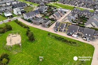 Kijkdag zaterdag 3/10 : boek jouw afspraak via residentievastgoed.be ! Welkom in deze recente en energiezuinige gezinswoning in de gegeerde verkaveling 't Baanhof te Stene. Gebouwd in 2016 combineert deze instapklare woning hedendaags wooncomfort, ruimte en uitstekende energieprestaties.<br /><br />Op het gelijkvloers vindt u een inkomhal met gastentoilet, een bureau, een ruime en lichtrijke leefruimte met sfeerhaard en een open keuken met kookeiland en kwalitatieve inbouwtoestellen. Verder is er een inpandige garage met elektrische sectionale poort en aansluiting voor de wasmachine.<br /><br />Op de eerste verdieping bevinden zich drie ruime slaapkamers en een volledig uitgeruste badkamer met inloopdouche, ligbad, toilet en maatwerkmeubel. De ingerichte zolderverdieping doet dienst als vierde slaapkamer en biedt bovendien extra bergruimte en inbouwkasten.<br /><br />Ook op technisch vlak scoort deze woning uitstekend met een EPC-label A (55 kWh/m²), conforme elektrische installatie, 7 zonnepanelen, vloerverwarming op het gelijkvloers, centrale verwarming op aardgas en in elke ruimte Daikin lucht-luchtwarmtepompen voor bijkomend comfort.<br /><br />Buiten geniet u van een onderhoudsvriendelijke tuin met terras in blauwe hardsteen, een regenwaterput van 10.000 liter en een Winsol-zonneluifel. Een instapklare en complete woning op een aangename locatie in Oostende.<br /><br />Benieuwd om deze topper te ontdekken? Kom langs op afspraak op de voorziene kijkdag op 3 oktober 2026!<br /><br />De vermelde prijs is een richtprijs, elk bod hoger of lager dan deze prijs wordt voorgelegd aan de eigenaar die zich het recht voorbehoudt om dit te aanvaarden of te weigeren