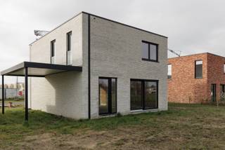Danneels bouwt deze stijlvolle open bebouwing op het lot 2 in een familievriendelijke nieuwe buurt tussen de dorpskern van Sint-Lenaarts en Brecht centrum. Dit perceel van 424 m² is rustig gelegen, achteraan de verkeersluwe buurt.<br /><br />Deze vrijstaande woning in moderne bouwstijl heeft een slimme indeling. Met o.m. een lichtrijke open ingedeelde leefruimte, een volledig ingerichte keuken en badkamer, 3 slaapkamers, dressingruimte in de master, oprit, carport én een omheinde tuin. <br /><br />De woning wordt heel energiezuinig en is uitgerust met een geothermische warmtepomp, vloerverwarming, zonnepanelen en een ventilatiesysteem met warmterecuperatie.<br /><br /><span>We werken jouw nieuwe thuis sleutel-op-de-deur voor je af. Jij kiest jouw keuken- en badkamerinrichting, de vloer- en wandtegels uit bij onze projectpartners. Onze klantenbegeleider staat voor je klaar tijdens het hele realisatietraject.  </span>