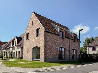 Verkoop onder registratie (2%)!PRACHTIG AFGEWERKTE EN ENERGIEZUINIGE HALFOPEN WONING, gebouwd in 2024, te Oosterzele. De woning is volledig...