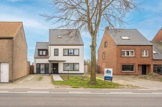 Deze verzorgde open bebouwing langs de Gistelsteenweg in Zerkegem biedt een uitstekende bereikbaarheid en alle comfort voor een...