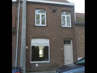 <h3>Woning te huur in Nieuwkerke</h3>
<p><strong>Over de woning:</strong></p>
<p>Instapklare woning met vernieuwde keuken en badkamer, lichtrijke veranda en zonnige tuin. Ideaal voor alleenstaanden, koppels of een klein gezin.</p>
<p><strong>Locatie en Omgeving:</strong></p>
<p>Rustige ligging in een landelijke buurt, met vlotte verbinding naar omliggende gemeenten en basisvoorzieningen.</p>
<p><strong>Indeling van de Woning:</strong></p>
<p>Inkom, leefruimte, nieuwe keuken met oven, kookplaat en dampkap. Vernieuwde badkamer met douche, lavabo, toilet en aansluiting voor wasmachine. Verder zijn er 2 slaapkamers, een ruime zolder en een veranda met zicht op de tuin.</p>
<p><strong>Troeven van deze woning:</strong></p>
<ul><li>Nieuwe keuken en badkamer</li><li>Zonnige tuin en veranda</li><li>2 slaapkamers + zolder</li><li>Rustige landelijke ligging</li></ul>
<p> </p>