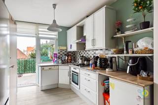 <p><span>**IN OPTIE** Koningslo: Dit duplexappartement is gunstig gelegen nabij winkels en vlot bereikbaar met het openbaar vervoer. Het maakt deel uit van een kleinschalige mede-eigendom met slechts twee appartementen, waardoor de gemeenschappelijke lasten momenteel onbestaande zijn en ook in de toekomst beperkt blijven. Het appartement is momenteel verhuurd en bevindt zich in een gegeerde buurt, wat het bijzonder interessant maakt als investering met onmiddellijk rendement.<br />De indeling is als volgt: u betreedt het appartement via de traphal, die toegang geeft tot een ruime en lichtrijke leefruimte van 38 m². Deze sluit naadloos aan op de open keuken, wat zorgt voor een aangenaam en open geheel. Vanuit de keuken heeft u toegang tot een gezellig terras van 12 m². Aansluitend bevindt zich een praktische berging.<br />Op de bovenliggende verdieping bevinden zich twee volwaardige slaapkamers van 14m² en een derde kamer van 7m², ideaal als kinderkamer, bureau of dressing. De master bedroom geeft toegang tot een ruime badkamer van 9m², uitgerust met een bad-douchecombinatie en toilet. Vanuit de badkamer bereikt u een handige wasplaats, die op haar beurt toegang biedt tot een bijkomend terras van 3,5m² ideaal voor het drogen van was.<br />Daarnaast beschikt het appartement over meerdere privatieve bergruimtes in de kelder, wat zorgt voor extra opslagruimte.<br />Kortom, een betaalbaar en praktisch ingedeeld appartement met terrassen en veel potentieel ideaal voor gezinnen of investeerders.</span></p>