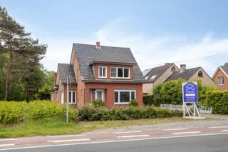 <strong>Woning met 3 slaapkamers en knappe tuin op centrale ligging in Beverlo</strong><br /><br />Deze woning in de Zuidstraat in Beverlo geniet van een uitstekende ligging langs een belangrijke verbindingsweg. Scholen, winkels en openbaar vervoer bevinden zich in de onmiddellijke omgeving. Dankzij de vlotte verbinding bereik je snel Beringen-centrum en de omliggende gemeenten, met de E313 vlakbij. Een ideale combinatie van bereikbaarheid en wooncomfort.<br /><br />Bij het binnenkomen via de inkomhal (7,38m²) kan je zowel de woonkamer als de keuken betreden. De woonkamer (32,82m²) geniet van veel natuurlijke lichtinval dankzij ramen aan voor- en achterzijde en is uitgerust met een gezellige houtkachel en een nieuwe laminaatvloer. De volledig vernieuwde en moderne keuken (15m²) is praktisch ingericht en voorzien van alle toestellen: koelkast, vaatwasser, oven, microgolf en spoelbak. Verder bevindt zich op het gelijkvloers de badkamer (8,30m²) met nieuwe douche, nieuw toilet en enkele lavabo, een technische ruimte (9,25m²) met aansluiting voor wasmachine en een aparte berging (1,2m²).<br />Een extra troef is de veranda (15,14m²), deze bestaat volledig uit glas en is voorzien van een automatische luifel.<br /><br />Op de eerste verdieping zijn er drie slaapkamers, waarvan twee ruime kamers (9,24m², 15m² en 15m²), evenals een extra kamer (4,18m²) die kan dienen als dressing, bureau of berging.<br /><br />Er is ook een kelder (9m²) en een zolder aanwezig, die beide kunnen worden gebruikt als extra bergruimte.<br />Achteraan de woning is een heel grote en zuid gerichte tuin waar je in alle rust kan genieten. Voor de wagen is er een garagebox voorzien.<br /><br /><strong>Waarom is deze woning een interessante opportuniteit?</strong><br />De huidige eigenaars hebben reeds belangrijke renovaties uitgevoerd, waardoor de koper enkel nog de esthetische afwerking naar eigen smaak moet uitvoeren.<br /><br />Reeds uitgevoerde werken:<br />De elektriciteit werd volledig conform gemaakt (AREI-conform)<br />EPC-label D werd behaald<br />Alle waterleidingen in de woning werden vernieuwd<br />Een warmtepompboiler werd geplaatst<br />De golfplaten van het oude tuinhuis werden verwijderd<br /><br />De centrale verwarming gebeurt via stookolie. De berekende energiescore bedraagt 331 kWh/(m² jaar), wat overeenkomt met energielabel D. Hierdoor is er geen renovatieplicht van toepassing.<br />Kortom, deze woning biedt een kans om ze volledig te personaliseren, terwijl belangrijke renovaties al voor jou werden aangepakt.<br /><br />Spreekt deze leuk woning jullie aan? Contacteer ons via info@bosmanvastgoed.be voor meer info of een bezoek ter plaatse. Wij helpen jullie graag verder!