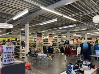<strong>Bent u op zoek naar een zorgeloze investering met een onmiddellijke en stabiele huuropbrengst? </strong>Dan is dit volledig verhuurde commerciële gebouw aan de Chaussée de Liège 40 in Marche-en-Famenne een unieke opportuniteit. Het pand heeft een totale oppervlakte van <strong>987 m² en beschikt over 15 privatieve buitenparkings.</strong> <strong>Het is volledig verhuurd aan 'Chaussea', een gerenommeerde internationale schoenenketen, wat garant staat voor een betrouwbare en stabiele huurinkomst. </strong> Het complex is gevestigd tegenover een Carrefour-hypermarkt (meer dan 9.500 m²), MC Donalds, AUTO 5 en vlakbij de Aldi site. De jaarlijkse huur bedraagt € 124.361,04, waardoor dit vastgoed een aantrekkelijk rendement biedt voor zowel particuliere als professionele investeerders. Het gebouw is uitstekend gelegen tegenover een gevestigde retailzone. Marche-en-Famenne beschikt over het op één na grootste commerciële cluster buiten het stadscentrum van de provincie Luxemburg, wat zorgt voor een sterke commerciële dynamiek, een hoge bezoekersstroom en een blijvende aantrekkingskracht voor nationale Chaussea. Huurcontract beschikbaar op aanvraag. 
