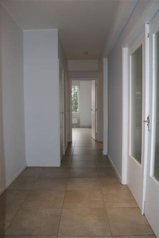 <p><span>RECENT GERENOVEERD, RUIM EN LUMINEUS APPARTEMENT 100M² MET 3 SLAAPKAMERS EN TERRAS</span></p><p><span>1ste verdieping met lift in een goed onderhouden residentie - ligging nabij centrum en station met vlotte bereikbaarheid via N16, A12, N17 en E17</span></p><p><span> </span></p><p><span>Ruime inkomhal / living met eetplaats (30m²) met toegang tot balkon / super-ingerichte keuken met toegang tot terras / 3 slaapkamers (4,2 x 3,4m; 3,4 x 3,4m; 3,5 x 2m) / badkamer met wastafel en ligbad met douchemogelijkheid</span></p><p><span>Gemeenschappelijke fietsenberging.</span></p><p><span> </span></p><p><span>Appartement is voorzien van lichtarmaturen.</span></p><p><span> </span></p><p><span>Lasten gemene delen: € 65 (onderhoud gemene delen, gebruik lift en elektriciteit gemene delen) (jaarlijkse afrekening).</span></p><p><span>Lasten appartement: € 125 (koud en warm water appartement en verwarming appartement) (jaarlijkse afrekening).</span></p><p><span> </span></p><p><span>Appartement is bewoonbaar door maximaal 4 personen.</span></p><p><span> </span></p><p><span> </span></p>