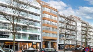 Découvrez ce penthouse avec vue latérale sur la mer, situé à un emplacement absolument privilégié à Knokke, à seulement quelques pas de la place...