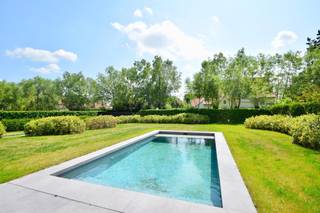 Alleenstaande villa rustig gelegen in een oase van groen in een doodlopende straat vlakbij de Kalfsmolen en de Graaf Jansdijk. Indeling: inkomhal...