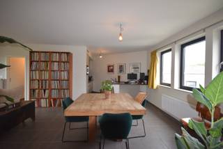 BEZOEKMOMENT VOLZET! Dit lichtrijke appartement is prachtig gelegen aan het water, op de Leiekaai in Gent. Het bevindt zich op de tweede verdieping van een verzorgd gebouw met lift.<br /><br />Bij het binnenkomen komt u terecht in de inkomhal, waar zich een apart toilet en een praktische berging bevinden met aansluitingen voor een wasmachine en droogkast. Verder beschikt het appartement over een ruime en lichtrijke leefruimte met open, volledig geïnstalleerde keuken. Vanuit de leefruimte hebt u toegang tot het ruime terras met buitenberging, ideaal voor extra opslag of het plaatsen van afval.<br /><br />Via de nachthal bereikt u de badkamer, uitgerust met lavabo, bad en douche. Daarnaast zijn er twee slaapkamers aanwezig: een ruimere slaapkamer en een tweede, kleinere kamer die perfect kan dienen als bureau of dressing.<br />Een extra troef is de inbegrepen autostaanplaats in de huurprijs, bereikbaar via een autolift. Bovendien beschikt het gebouw over een handige fietsenberging.<br /><br />Het appartement is beschikbaar vanaf 01/08/2026. Voor elektriciteit, gas en water zijn aparte tellers voorzien. Het appartement wordt verwarmd via centrale verwarming.<br />EPC: LABEL A - 20260601-0003880307-RES-1