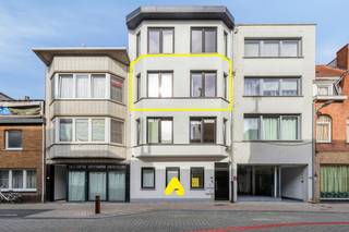 Ontdek dit mooi afgewerkte en stijlvolle appartement, gelegen in een kleinschalige residentie in het hart van De Panne, vlakbij de Markt en op wandelafstand van het strand.<br /><br />Bij het betreden van het appartement komt u in de inkomhal, die toegang biedt tot de lichtrijke leefruimte. Dankzij de grote raampartijen geniet u hier van een aangename natuurlijke lichtinval. De warme parketvloer zorgt voor een sfeervolle uitstraling en via de leefruimte bereikt u het balkon.<br /><br />De open keuken sluit naadloos aan op de leefruimte en is volledig uitgerust.<br /><br />Verder beschikt het appartement over twee volwaardige slaapkamers. De moderne badkamer is uitgerust met een inloopdouche en een lavabomeubel. Daarnaast is er een praktische berging met aansluiting voor een wasmachine. Eveneens een apart toilet.<br /><br />In de ondergrondse verdieping bevindt zich een privatieve kelderberging.<br /><br />Doordat de residentie niet over een lift beschikt, geniet u van lagere syndicuskosten.<br /><br />Dit appartement is de ideale vaste woonst of een zorgeloos tweede verblijf voor wie op zoek is naar wooncomfort en een topligging aan de Belgische kust.<br /><br /><strong>TROEVEN :</strong>
<ul>
	<li>Topligging in het centrum</li>
	<li>Twee volwaardige slaapkamers</li>
	<li>Kelderberging</li>
	<li>Elektriciteit conform</li>
</ul>