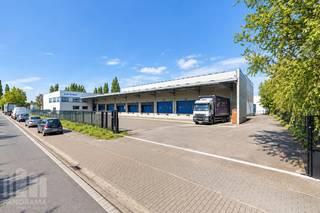Ce vaste bâtiment d’entreprise offre 4 500 m² d’espace de stockage, complétés par 200 m² de bureaux, constituant ainsi une excellente solution pour les entreprises actives dans la logistique, le stockage, la distribution ou la production.<br /><br />Le site bénéficie d’une situation stratégique dans la zone d’activités centrale de Vilvorde, entre les parcs d’activités Cargovil et Broek. Grâce à la proximité de l’E19, de l’E40, de l’A12 et de la N1, le site bénéficie d’une excellente accessibilité vers Bruxelles et l’aéroport.<br /><br />La vaste superficie d’entrepôt offre de nombreuses possibilités pour un stockage efficace et diverses activités professionnelles. L’espace de bureaux adjacent permet de combiner facilement les fonctions opérationnelles et administratives au sein d’un même ensemble.<br /><br />Contactez <strong>PANORAMA B2B</strong> pour plus d’informations ou pour organiser une visite sans engagement au <strong>0477 30 40 05.</strong>