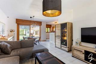 TE KOOP in Deinze<br /><br />
<p><span>In een rustige, doodlopende straat, vlak bij winkels, scholen en het station, bevindt zich deze uitstekende en energiezuinige woning met </span><strong><span>EPC-label A, conforme elektriciteit en zonnepanelen</span></strong><span>. Bovendien is de woning voorzien van </span><strong><span>airconditioning</span></strong><span>, wat zorgt voor extra comfort tijdens warme zomerdagen.</span></p>
<p><span>Bij binnenkomst verwelkomt de hal je in een ruime en lichtrijke woonkamer met zicht op de tuin. De open, volledig uitgeruste keuken sluit hier mooi op aan en vormt de ideale plek voor gezellige momenten met familie en vrienden.</span></p>
<p><span>Op de eerste verdieping bevinden zich drie ruime slaapkamers en een badkamer met ligbad, douche en tweede toilet. De grote zolder biedt daarnaast heel wat extra bergruimte en mogelijkheden.</span></p>
<p><span>De rustige, kindvriendelijke ligging combineert privacy en comfort met een uitstekende bereikbaarheid. Het station bevindt zich op wandelafstand en dankzij de nabijheid van de autostrade bereik je deze al na ongeveer 5 minuten.</span></p>
<p><strong><span>Een energiezuinige woning met veel comfort en een uitstekende ligging – ideaal voor gezinnen!</span></strong></p>
Richtprijs: 349.000 €<br /><br />Mis deze kans niet en neem vandaag nog contact op voor meer informatie of een bezichtiging in te plannen.<br />Contacteer Ruben via mail naar ruben@cornelis-goeman.be