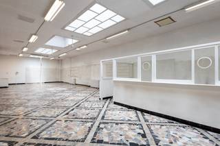 Gelegen op een steenworp van het Zuidstation, bestaat dit gemengd gebouw volgens de archiefplannen uit 1956 en de stedenbouwkundige inlichtingen afgeleverd in januari 2020 uit:Ruimten bestemd voor een productieve activiteit: atelier en kantoor op het gelijkvloers, en opslagruimten in de kelder1 garage op het gelijkvloers1 duplex met 3 slaapkamers op de 1e en 2e verdieping1 appartement met 1 slaapkamer op de 3e verdiepingEr werd destijds een vergunning verkregen voor drie appartementen, burelen en 15 fietsplaatsen. Totale vloeroppervlakte: 879 m². Deze vergunning is net vervallen.