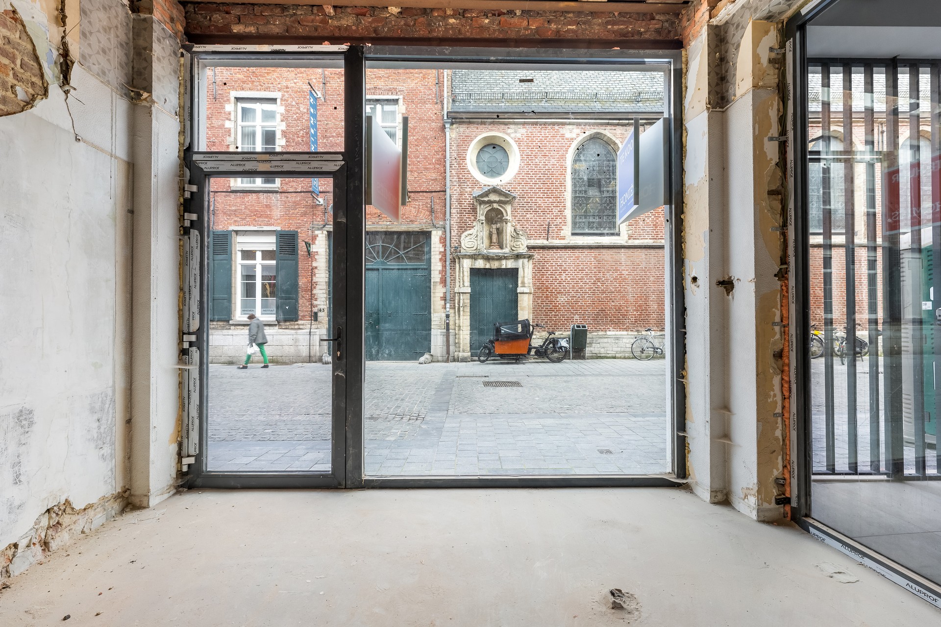 Handelsruimte met veel visibiliteit op toplocatie - foto 4