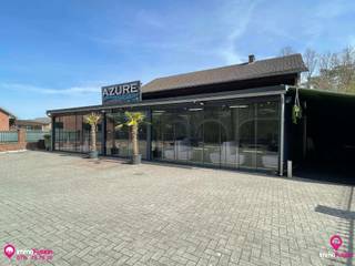 <p>Bij ImmoFusion 7/7 “open huis” : klik op onze 3D-TOUR.</p>
<p>Ervaar vastgoed alsof je er zelf doorloopt!<br /><br /></p>
<p><span>Dit uitstekend gelegen handelspand heeft een de voorzijde een grote parking = ideaal om de klant rustig voor de deur te laten parkeren!<br />Dit handelspand is vrij vanaf 1/1/2026!<br />Het erboven apart gelegen appartement is 190m² groot en heeft maar liefst 4 slaapkamers!<br /><br /></span></p>
<p><span>U bent op zoek om een eigen zaak op te starten op een topligging en er wel of niet zelf gaan wonen? Beiden kan : het appartement en de handelsruimte hebben 2 aparte huisnummers en zijn volledig van elkaar gescheiden!<br /><br /></span></p>
<p><span>Dit handelspand met zijn gunstige ligging langs een goed bereikbare baan.<br /><br /></span></p>
<p><span>We komen binnen in de ruime veranda die gekenmerkt word door een mooie natuurstenen vloer, alles is mooi op elkaar afgestemd naar materiaalkeuze. In de veranda alleen kan je al 50 zitplaatsen creëren. Er is een ruime keuken voorzien. Uiteraard kan men de handelsruimte volledig naar eigen keuze inrichten!<br /><br /></span></p>
<p><span>Het appartement heeft een aparte ingang via de achterzijde. Bewoners van het appartement en klanten van de handelszaak komen elkaar dus nooit tegen.<br /><br /></span></p>
<p><span>De eyecatcher in dit appartement is de volledig ingerichte en moderne keuken met een eiland.<br />De strakke witte keukenkasten, afgewisseld met een natuurstenen zwart tablet is volledig uitgerust met een dubbele spoelbak, een gaskookplaat met dampkap, ingebouwde oven en Amerikaanse frigo. Langs de keuken is een ruime berging.<br /><br /></span></p>
<p><span>De zeer grote living heeft grote ramen waardoor er een goede natuurlijke lichtinval is!<br /><br /></span></p>
<p><span>De nachtgang leidt naar 4 grote slaapkamers ( allen met TV-aansluiting) en de volledig ingerichte badkamer; er zijn 2 aparte toiletten.<br />Er is voor een mooie eenheid in de vloer gezorgd, door alle kamers te voorzien van steentapijt.<br /><br /></span></p>
<p><span>Een grote troef bij dit pand is, dat er ook nog een zeer grote zolderruimte aanwezig is = even groot als het huidige appartement! <br />Het voorliggend handelspand is modern ingericht en wordt momenteel als horeca zaak uitgebaat.<br /><br /></span></p>
<p><span>Door de goede ligging op de Beringersteenweg is er een vlotte bereikbaarheid naar winkels, scholen en openbaar vervoer en vooral zichtbaarheid voor elk soort type handel.<br /><br /></span></p>
<p><span>Pluspunten:</span></p>
<p><span>- Uitstekend gelegen handelszaak( 140m² - thans verhuurd) VRIJ VANAF 1/1/2026!</span></p>
<p><span>- Perfecte ligging = uitermate geschikt voor allerlei soorten handel</span></p>
<p><span>- Grote parking en goede zichtbaarheid</span></p>
<p><span>- zeer groot appartement met 4 slpks</span></p>
<p><span>- 4 slaapkamers<br /><br /></span></p>
<p><span>Voor een bezichtiging ter plaatse of meer info, bel ons op 078/78.78.70, of kom gewoon binnen op ons kantoor, steeds welkom!</span></p>