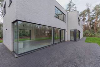<p><span>Moderne, luxe villa te Kapellenbos, met o.a. een open en lichte leefruimte, 4 ruime slaapkamers, 2 badkamers en een dubbele inpandige garage, rustig in het groen gelegen nabij het centrum van Heide-Kalmthout op een perceel van ca. 2.825 m².<br /><br />Indeling en beschrijving: <br /><br />Gelijkvloers:<br />Inkomhal met ingemaakte vestiaire kasten en gastentoilet met lavabo. Ruime woonkamer (65m²) met grote raampartijen rondom uitkijkend over de tuin en een gashaard, open verbinding naar de moderne keuken met eiland en voorzien van alle hedendaagse inbouwapparatuur en een groot schuifraam naar het terras.  <br />Naast de keuken bevindt zich een praktische berging (7m²). Grote inpandige garage voor 2 wagens met automatische poort die toegankelijk is via de inkomhal en de berging naast de keuken, in de garage is ook de aparte technische ruimte ondergebracht met zonneboiler en alle nutsvoorzieningen. </span></p><p><span>De gehele verdieping is op een tegelvloer voorzien vloerverwarming.</span></p><p><span><br />Verdieping:<br />Via de brede trap in de inkomhal komen we op de royale overloop die ook wordt gebruikt als open bureelruimte voorzien van ingemaakte bureau’s onder het brede raam. De masterunit bestaat uit een slaapkamer (25 m²), dressing (9m²) en een luxueuze badkamer (17 m²) voorzien van een dubbele lavabo, toilet, ligbad en regendouche.<br />Daarnaast zijn er nog drie grote slaapkamers (elk 25m²)  en een tweede badkamer (14 m²) uitgerust met dubbele lavabo, toilet, ligbad en inloopdouche. Aparte wasplaats.</span></p><p><span>De gehele verdieping, met uitzondering van de badkamers, is op parket.</span></p><p><span> </span></p><p><span>Bijzonderheden:</span></p><p><span>-Moderne recent gebouwde villa, energiezuinig en uitgerust met alle hedendaagse luxe en techniek. </span></p><p><span>-Mooi en rustig gelegen in een residentiële en groene omgeving nabij het dorpscentrum van Heide – Kalmthout.</span></p><p><span>-Voorzien van Niko Home Controle systeem</span></p><p><span>-De villa wordt momenteel verhuurd.</span></p><p><span> </span></p><p><span> </span></p><p><span> </span></p><p><span> </span></p>