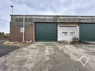 Loods gelegen te Koekelare, langs een mooie invalsweg tussen Torhout en Diksmuide. Elektriciteit voorzien. De onroerende voorheffing valt ten laste van de huurder. Direct beschikbaar. <br /><br />Mogelijkheid om de loods te gebruiken als opslagplaats van goederen of stallingsruimte van auto's of caravans. <br /><br />Oppervlakte 280 m². Poorthoogte 4 m. Huurprijs 750 €/mnd + BTW.