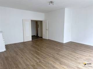 Ruim en centraal gelegen appartement in Hartje Antwerpen. Indeling:Inkomhal 5m² met doorgang naar ruime living op nieuwe laminaat van 32m²,keuken van...