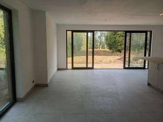 <p>Ontdek deze moderne nieuwbouwwoning met 3 slaapkamers, gelegen op een rustige locatie. Met een EPC-score A+ geniet u van maximale energiezuinigheid en lage energiekosten. De architectuur kenmerkt zich door strakke lijnen en een hedendaagse afwerking met kwalitatieve materialen.</p><p>De woning biedt een ruime en lichte leefruimte, ideaal voor gezinsleven en entertainment. De grote raampartijen zorgen voor een aangename lichtinval en een connectie met de buitenomgeving.<br />De volledig ingerichte, warme en gezellige keuken vormt het kloppend hart van de woning – een plek waar design en functionaliteit perfect samensmelten en waar elk detail klopt. De drie slaapkamers bieden voldoende ruimte voor het hele gezin.<br />De badkamer is voorzien van dubbel wastafel, inloopdouche en ligbad<br />Bovendien is er een aparte kantoorruimte, garage en ruime kelder die vrij ingericht kunnen worden (hobby-ruimte, wijnkelder, berging....)</p><p>Duurzaamheid/technieken:<br />- warmtepomp, vloerverwarming, ventilatiesysteem type D en optimale isolatie<br />- domotica<br />- vaatwas, combi-oven, koelkast...</p><p>Deze woning is een uitstekende keuze voor wie op zoek is naar comfort, duurzaamheid en een groene tuin met terras.</p><p>En de woning kan mits voorwaarden gekocht worden aan 6% BTW-tarief</p>